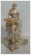 figurka kobiety z porcelany