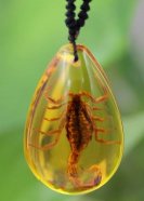 wisiorek - skorpion w żywicy