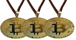 wisiorek wykonany z monety bitcoina