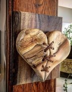 drewniane serce dla pary po przejściach
