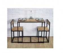 stolik i dwa krzesła w kuchni